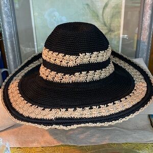 SAK CROCHETED BLACK AND TAN HAT